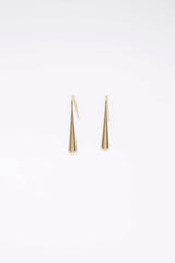 Pendientes Drop dorados de ALMADIVERSA, detalle