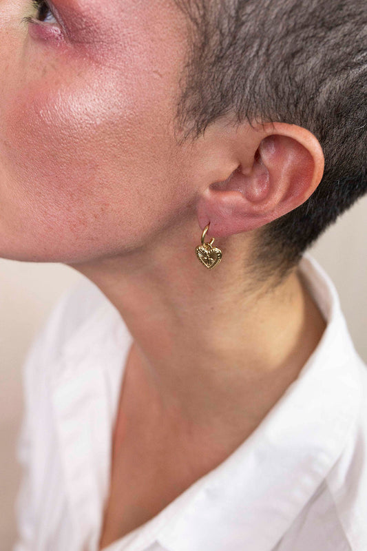 Pendientes Guadalupe dorados con charm de corazón tallado
