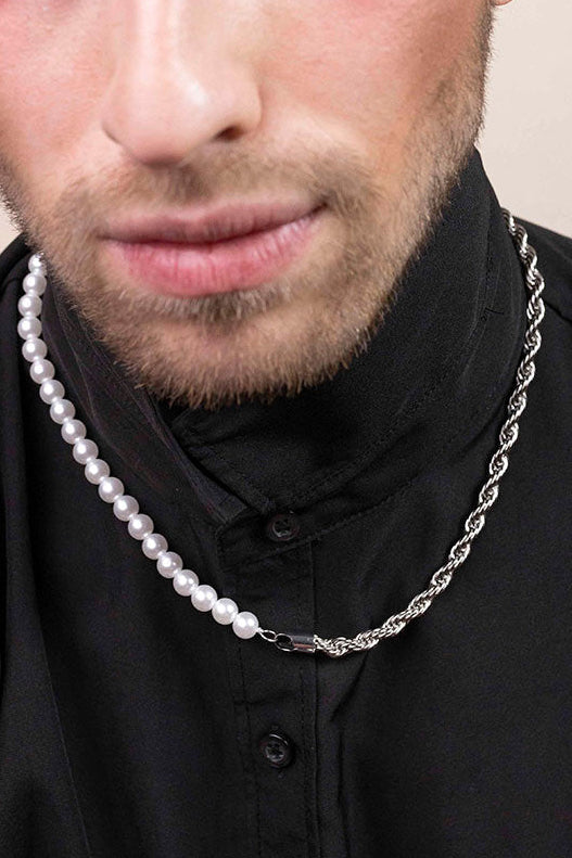Collar Ira de perlas y cordón plateado puesto en modelo