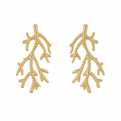 Modelo con pendientes Coral dorados de acero inoxidable