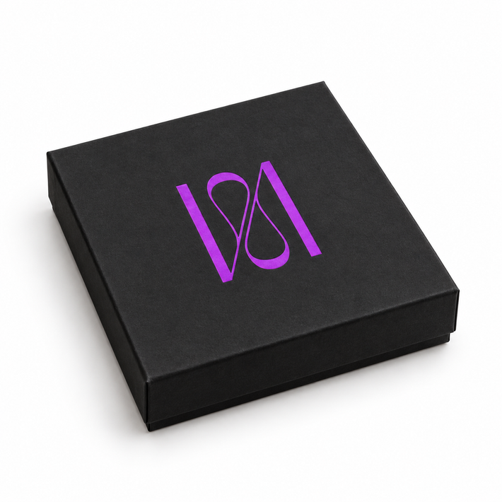 Caja negra de joyería ALMADIVERSA con logotipo violeta sobre fondo blanco