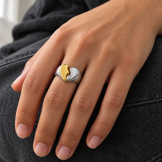 Anillo bolt bicolor puesto en una mano