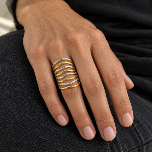 Anillo flux bicolor puesto en una mano