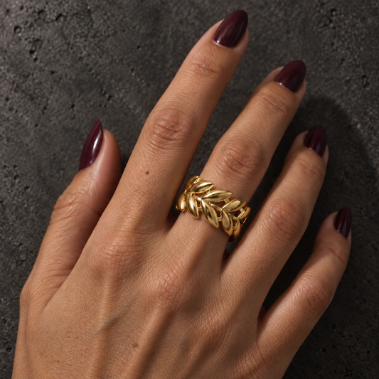 Anillo Laurel dorado ajustable de acero 316L puesto en una mano real
