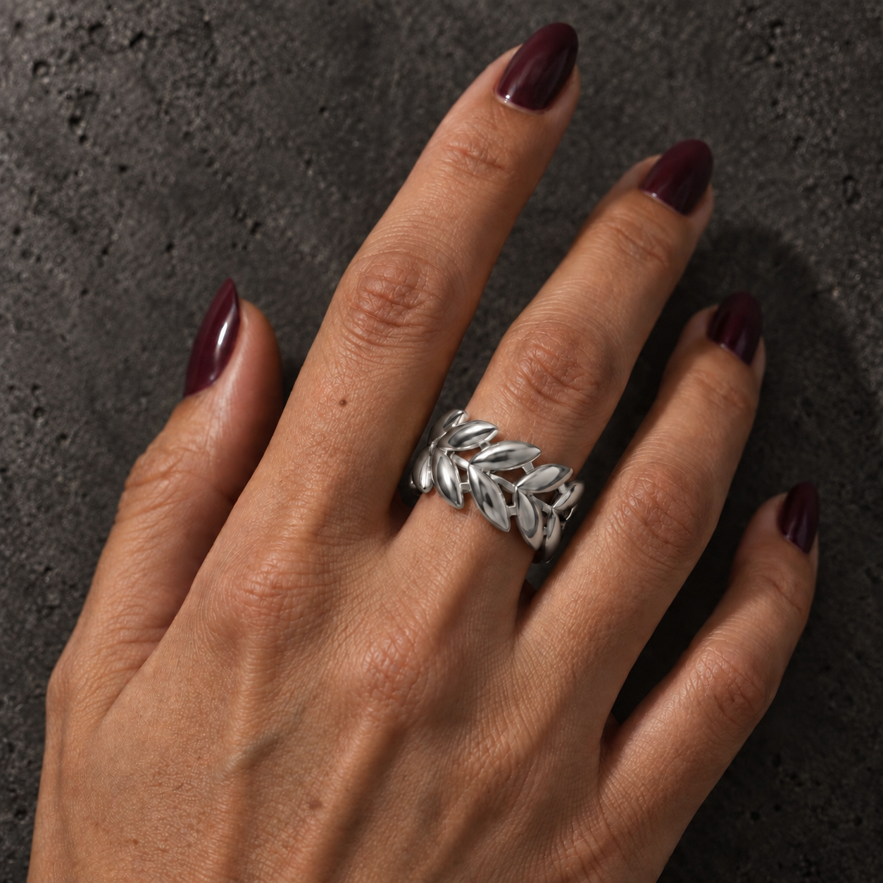 Anillo Laurel plateado ajustable de acero 316L puesto en una mano real