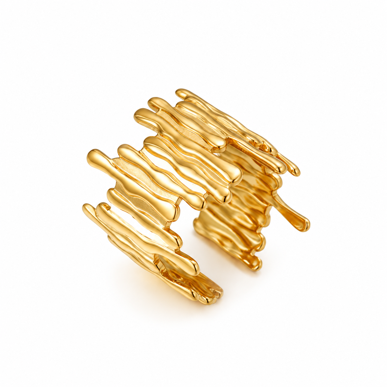 Anillo Distorsión dorado ajustable de diseño ancho con líneas onduladas sobre fondo blanco