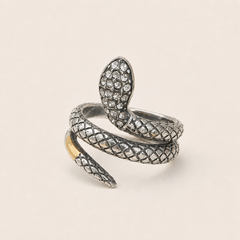 Anillo Serpent Pavé plateado con detalle dorado y circonitas