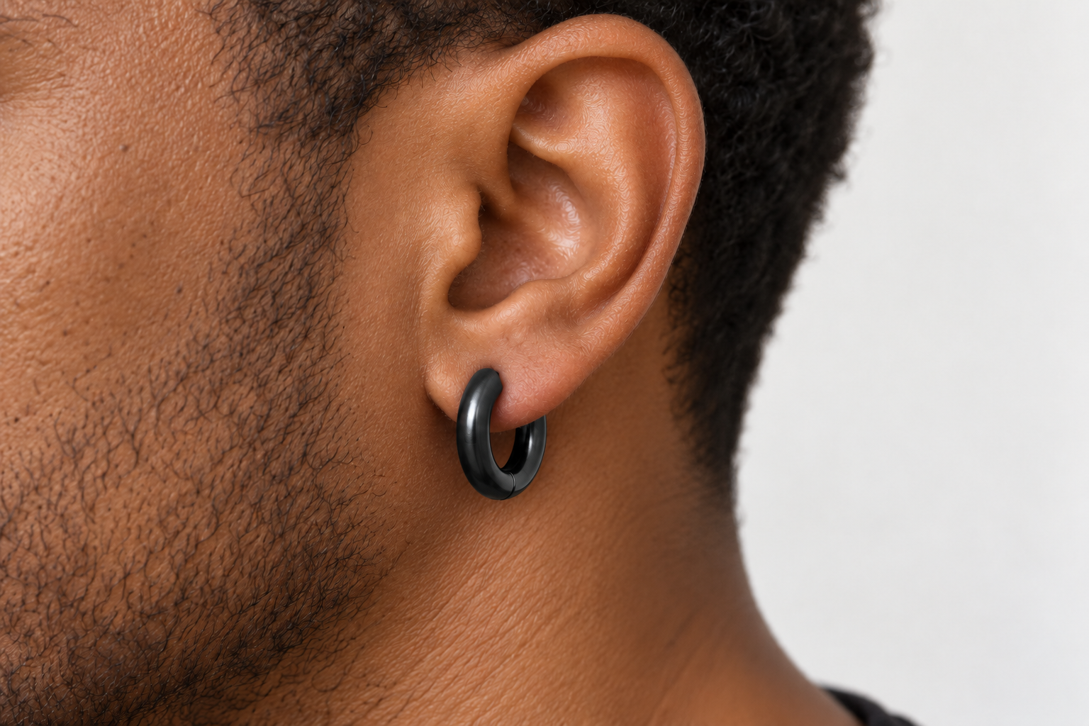 Aro Blackout pequeño de 15 mm en oreja masculina