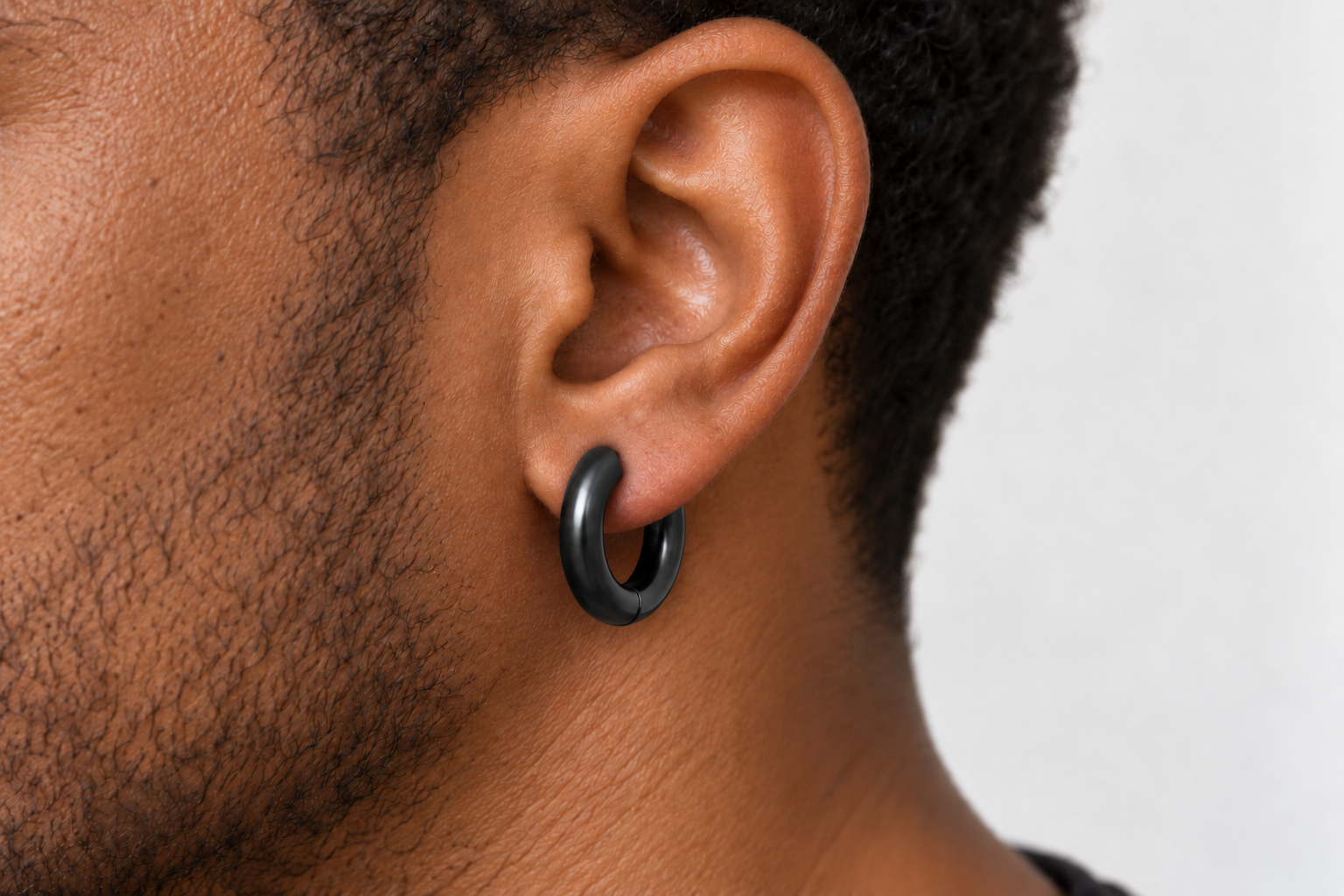 Aro Blackout grande de 18 mm en oreja masculina