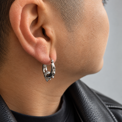 Aros Fang plateados de 4 cm en oreja, fotografía editorial con chaqueta negra