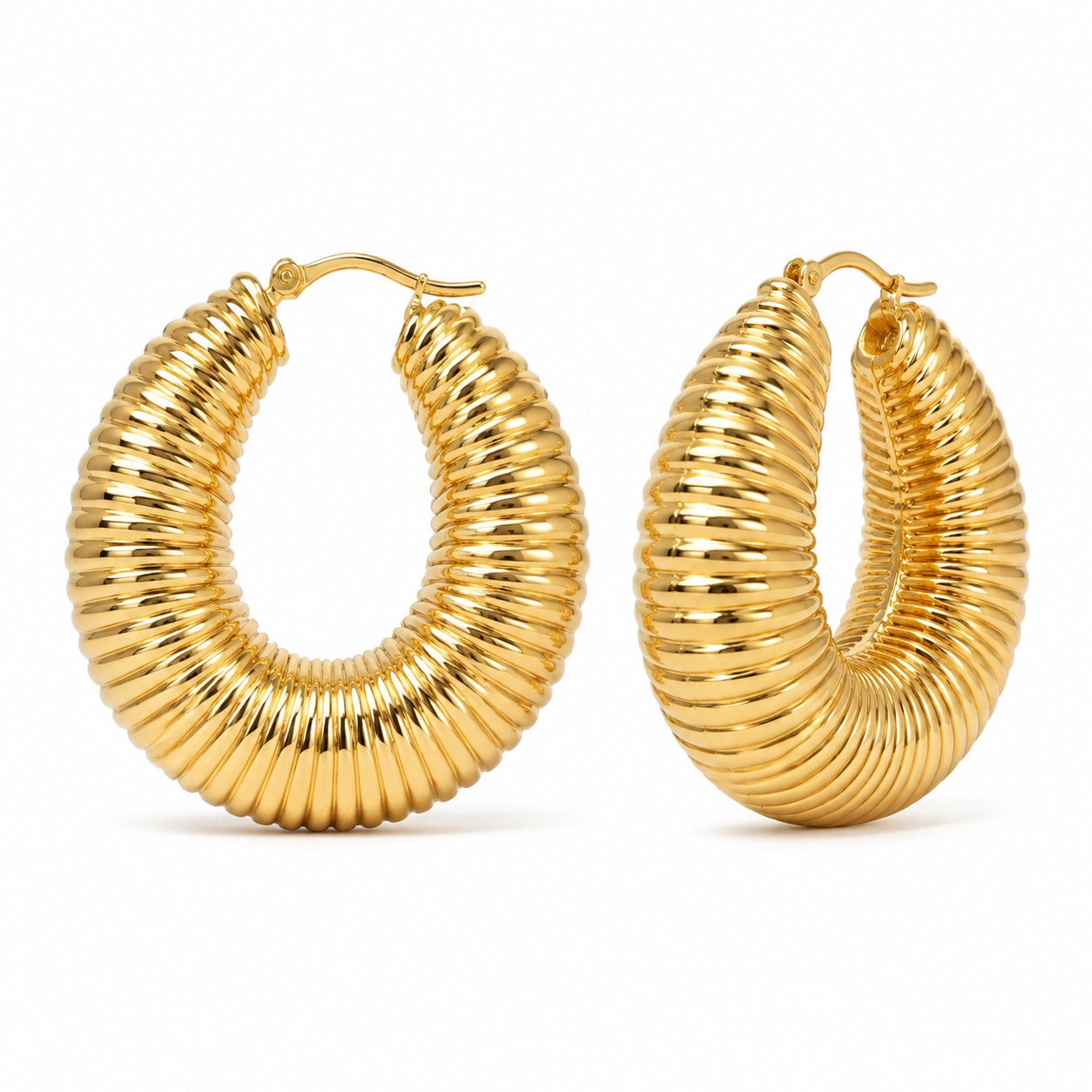 Pareja de aros Obriza chunky dorados de acero inoxidable con relieve acanalado