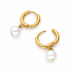Par de aros Pearl Crush dorados de acero con perla y cierre click sobre fondo blanco