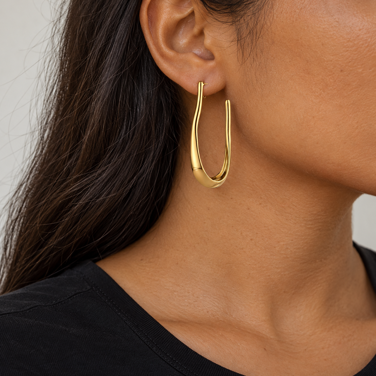 Aro Sway dorado de 6 cm en oreja