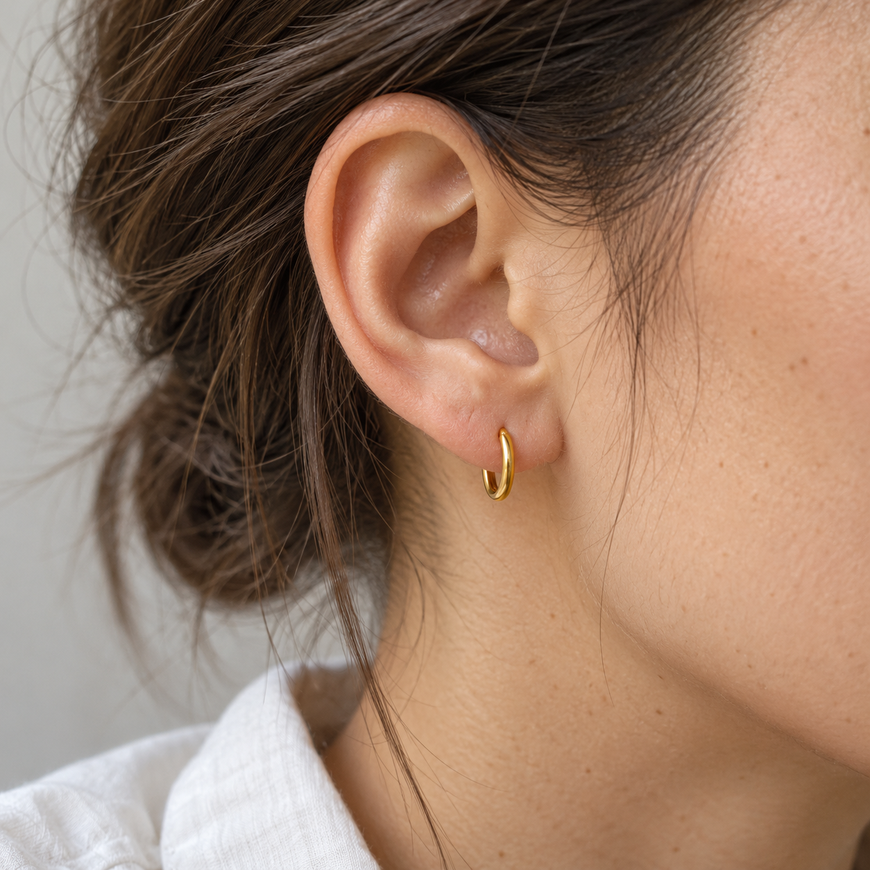 Basic 10 dorado en oreja, referencia visual orientativa de tamaño
