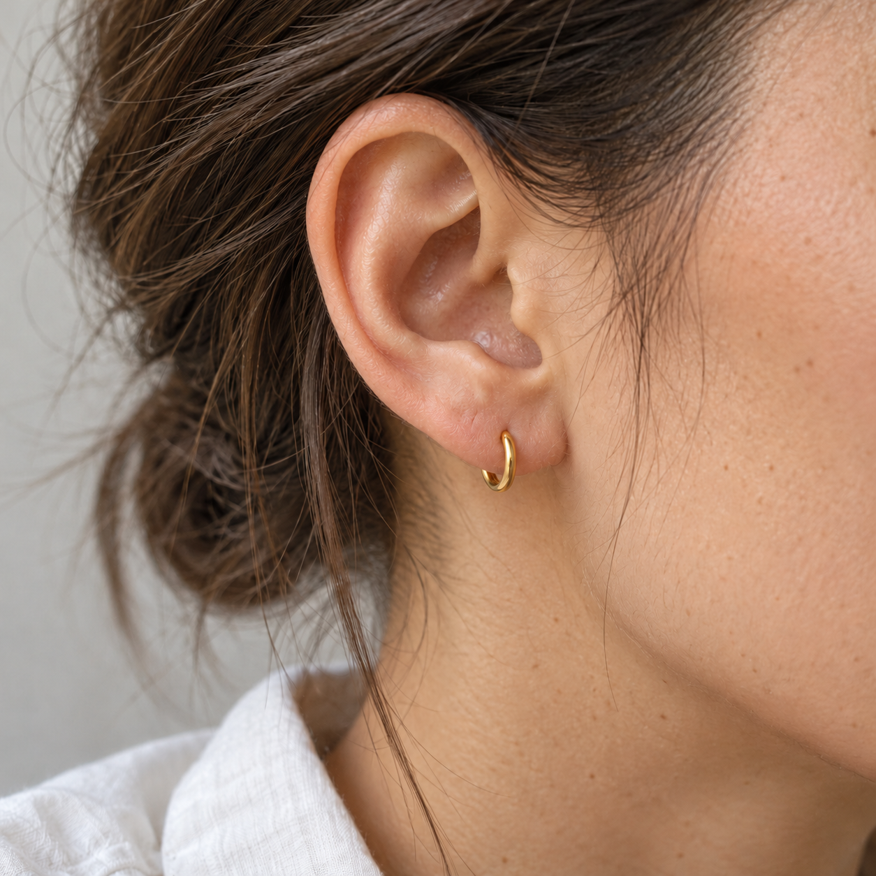 Basic 8 dorado en oreja, referencia visual orientativa de tamaño