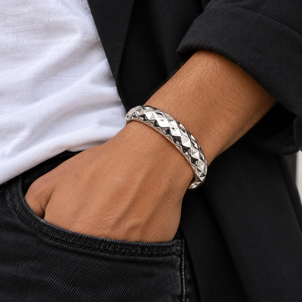 Brazalete Rift plateado en muñeca con vaqueros negros