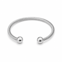 Brazalete Torque plateado completo sobre fondo blanco