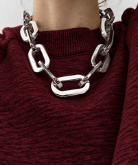 Collar Big Energy XXL de eslabones rectangulares plateados sobre jersey burdeos