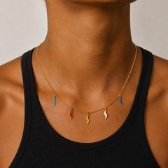 Collar High Voltage con rayos multicolor sobre camiseta negra de sisa