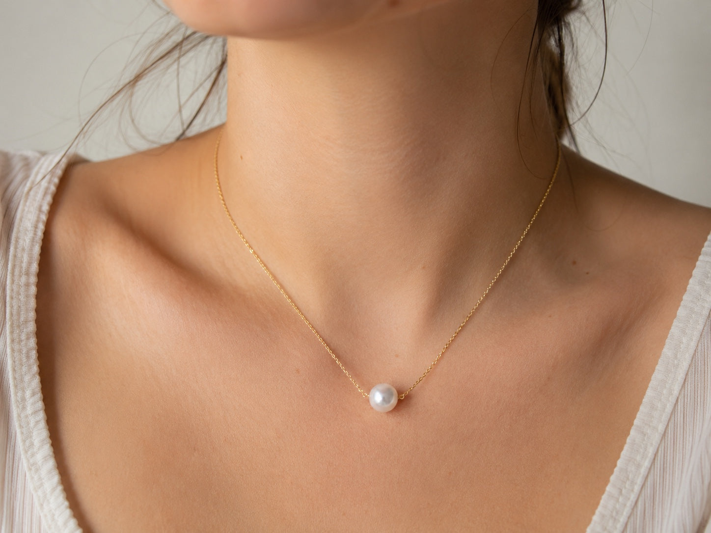 Collar Perla dorado de acero 316L de 50 cm puesto en el cuello