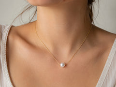Collar Perla dorado de acero 316L de 50 cm puesto en el cuello