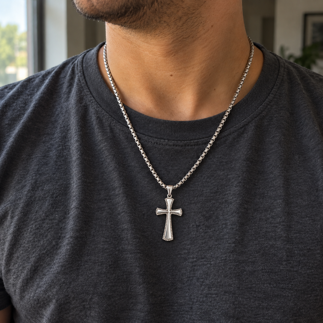 Collar Relic de 60 cm sobre camiseta negra con cruz de aproximadamente 4 cm