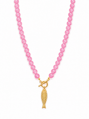 Collar Sardine Crush con piedras rosa intenso y colgante de pez dorado