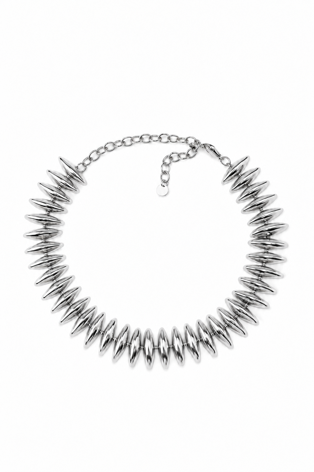 Collar Sonic Spike plateado de acero inoxidable sobre fondo blanco