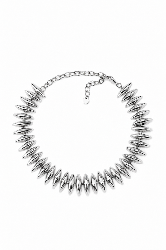 Collar Sonic Spike plateado de acero inoxidable sobre fondo blanco