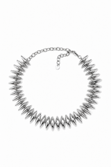 Collar Sonic Spike plateado de acero inoxidable sobre fondo blanco