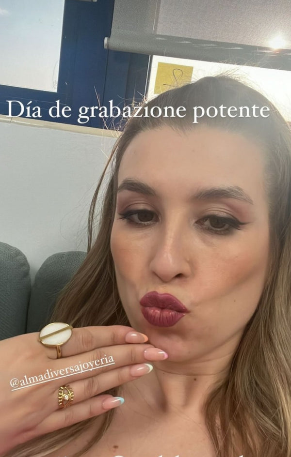 Persona llevando joyas ALMADIVERSA
