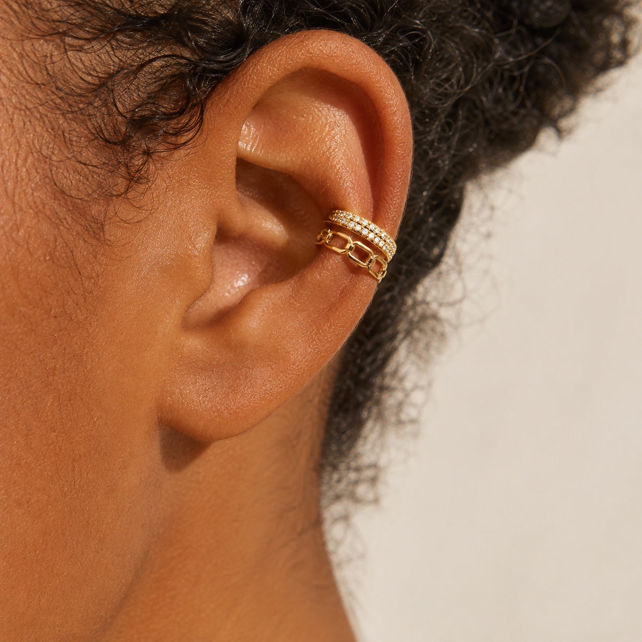 Ear cuff Chain Clash dorado colocado en el cartílago de una oreja