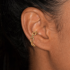 Ear cuff Chain dorado de acero 316L colocado en una oreja