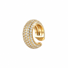 Earcuff Glint dorado con circonitas sobre fondo blanco