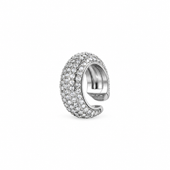 Earcuff Glint plateado con circonitas sobre fondo blanco