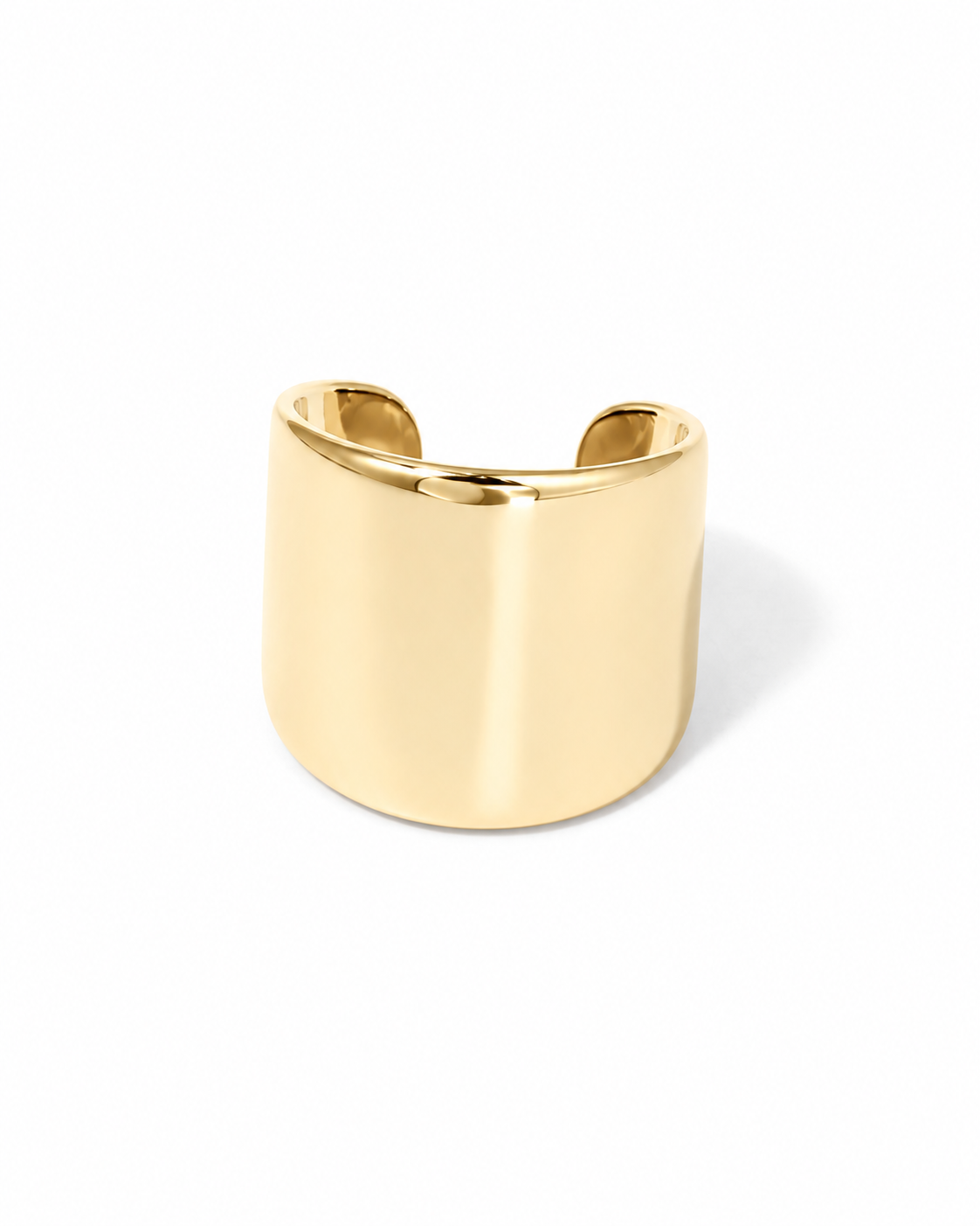 Earcuff Umbral dorado liso de banda ancha sobre fondo blanco