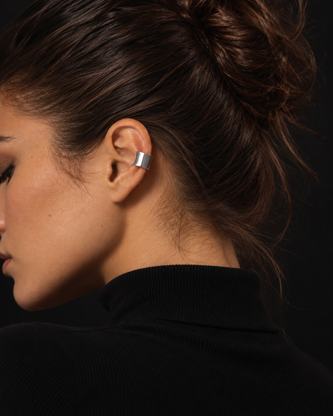Earcuff Umbral plateado de banda ancha en oreja, vista lateral con recogido alto