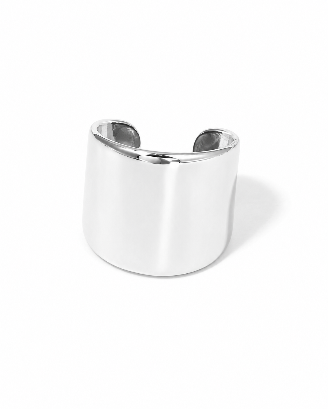 Earcuff Umbral plateado liso de banda ancha sobre fondo blanco