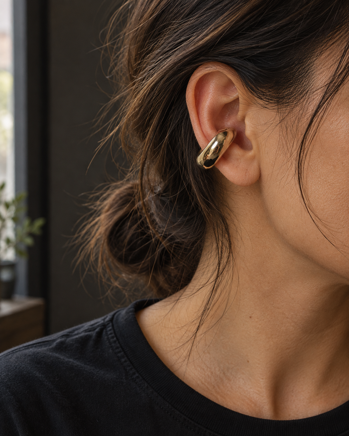 Earcuff maxi Voluta dorado y ligero colocado en el cartílago