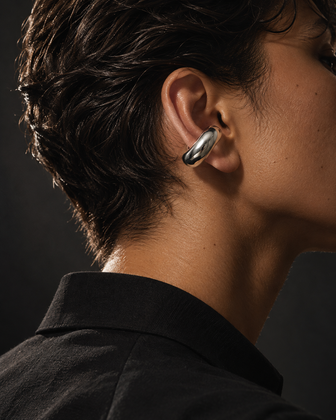 Earcuff maxi Voluta plateado de acero colocado en oreja