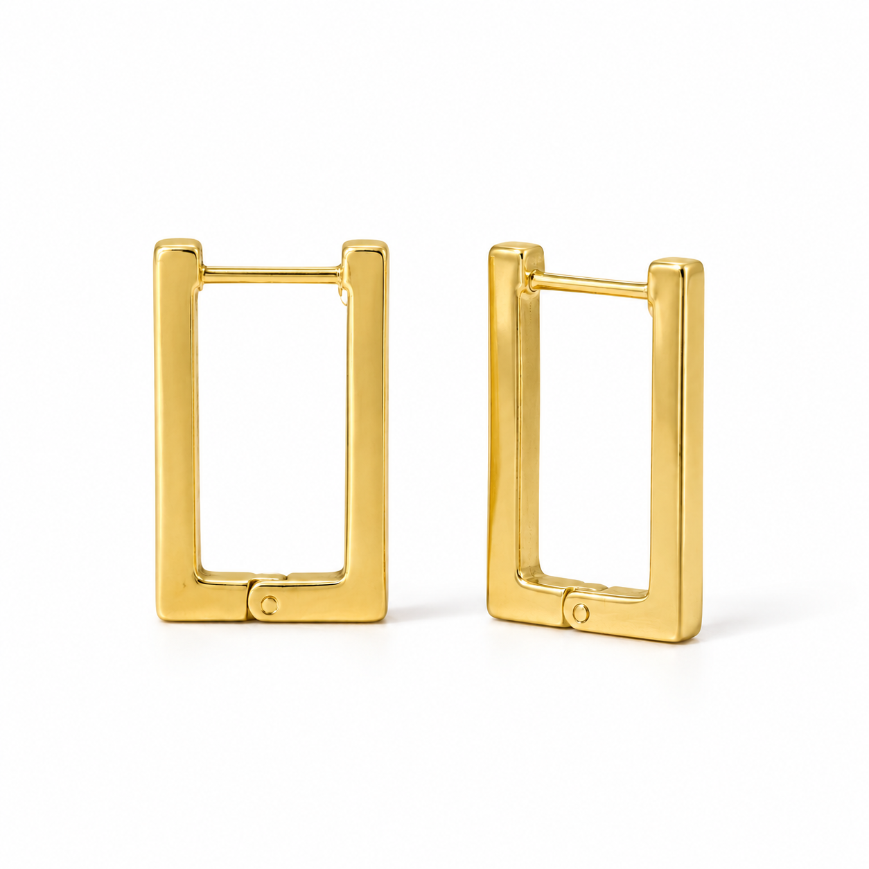Pendientes Frame Click rectangulares dorados sobre fondo blanco