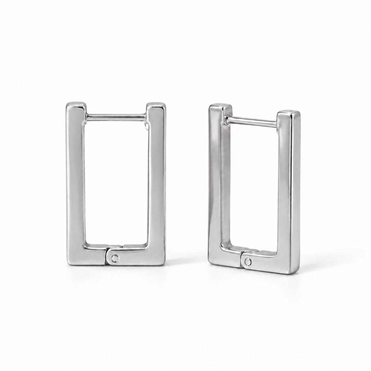 Pendientes Frame Click rectangulares plateados sobre fondo blanco