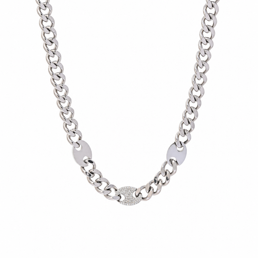 Collar Ironclad plateado sobre fondo blanco