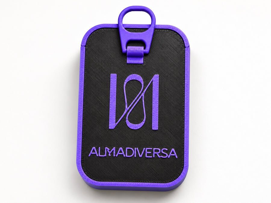 Latita Diversa de ALMADIVERSA cerrada, joyero negro y violeta con cierre de anilla