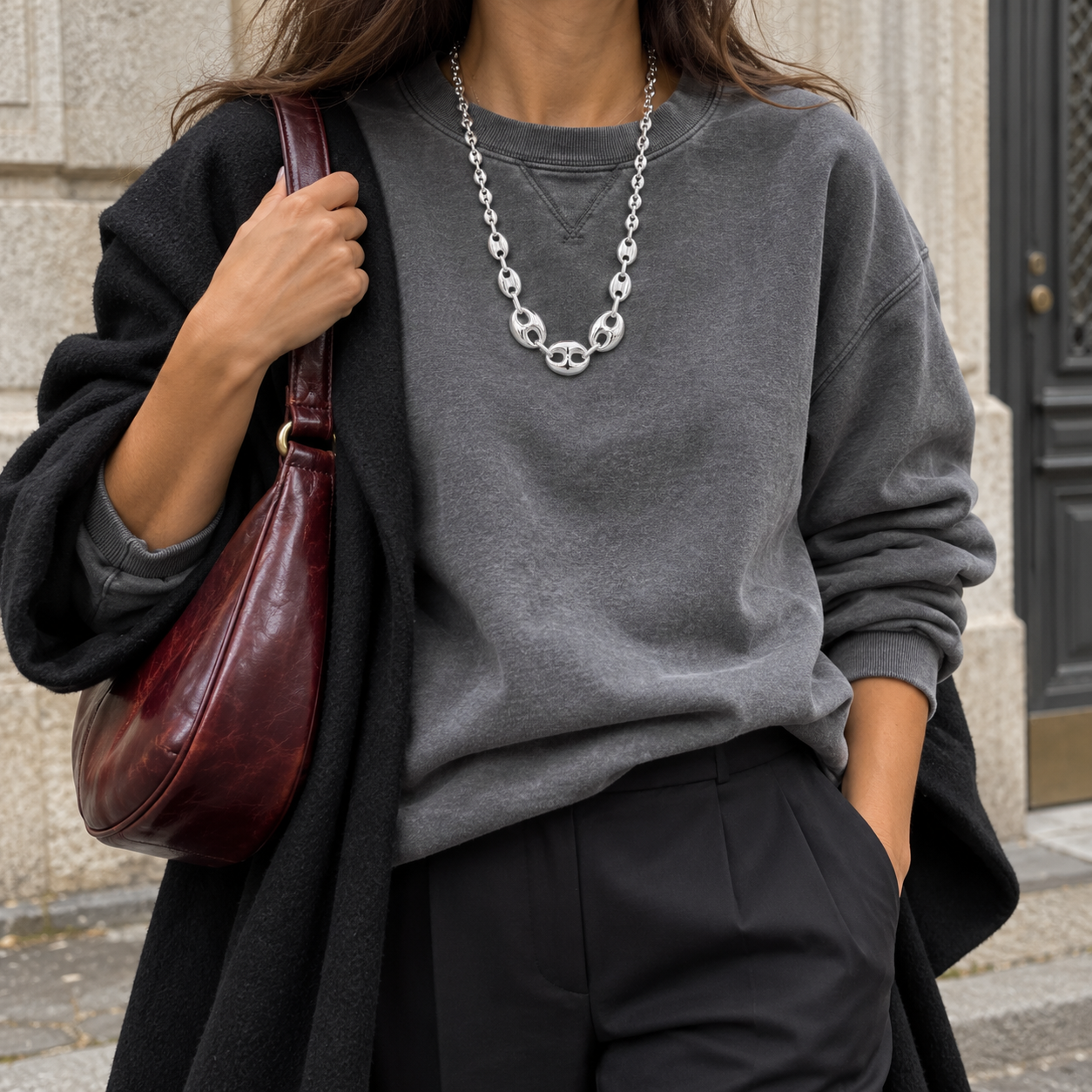 Collar Ocean Link con sudadera gris, pantalón amplio y bolso burdeos, sin rostro