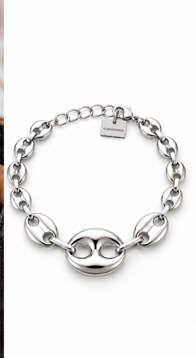 Pulsera Ocean Link plateada sobre fondo blanco con eslabones marinos y cadena extensora