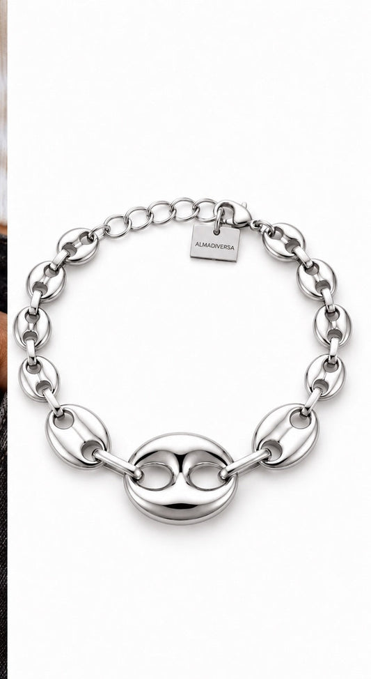 Pulsera Ocean Link plateada sobre fondo blanco con eslabones marinos y cadena extensora