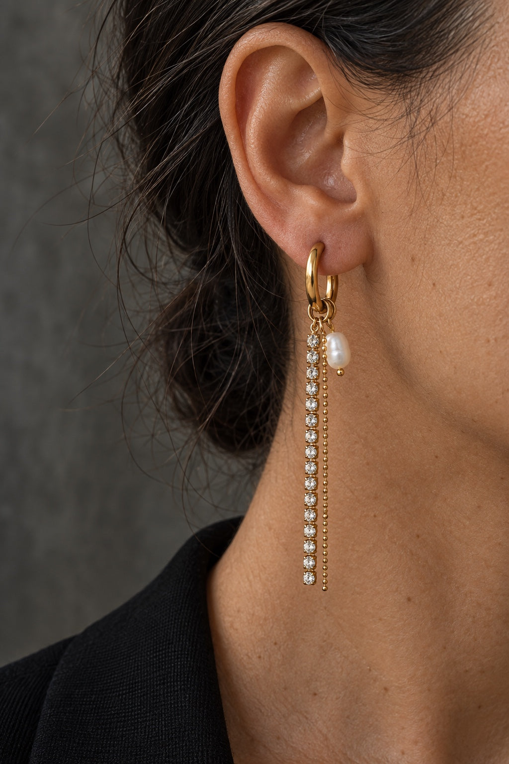 Pendientes Afterparty dorados con cadenas extraíbles puestos en oreja