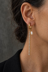 Pendientes Afterparty dorados con cadenas extraíbles puestos en oreja