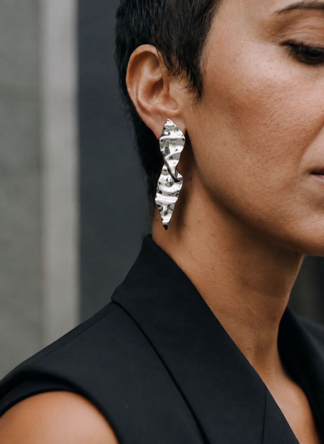 Modelo con Pendientes Alex plateados